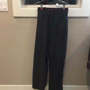 Lounge / sweat pants.